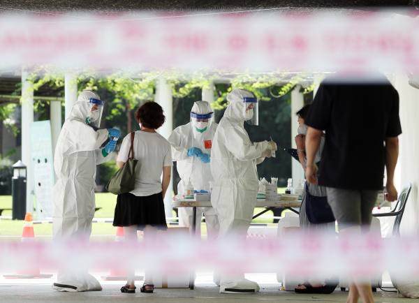 중앙방역대책본부(방대본)는 7일 0시 기준으로 신규 확진자가 1823명 늘었다고 밝혔다. 분주한 선별검사소. / 사진=연합뉴스.