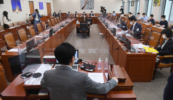 조승래 과학기술정보방송통신위원회 안건조정위원회 위원장이 15일 서울 여의도 국회에서 열린 과학기술정보방송통신위원회 안건조정위원회 2차 회의에서 의사봉을 두드리고 있다. 국민의힘 의원들이 불참한 가운데 열린 이번 회의에선 전기통신사업법 개정안(구글 갑질 방지법)의 과방위 전체회의 상정 여부가 논의됐다. / 사진 = 연합뉴스