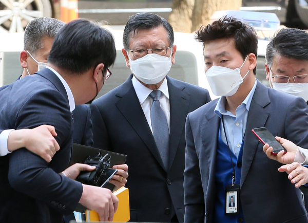 계열사 부당지원' 의혹을 받는 박삼구 전 금호아시아나그룹 회장이 지난 5월12일 영장실질심사를 받기 위해 서울 서초구 서울중앙지법에 출석하는 모습. / 사진=연합뉴스