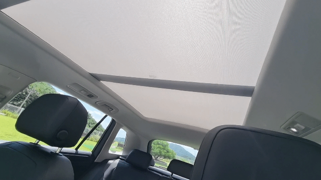 파노라믹 썬루프가 열리는 모습. / 사진=박성수 기자