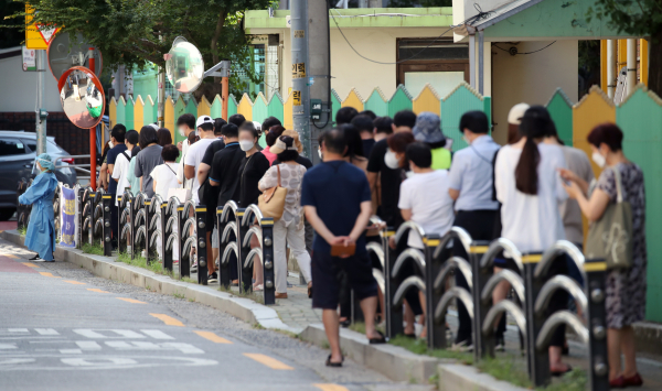시민들로 붐비는 선별진료소 모습. / 사진=연합뉴스
