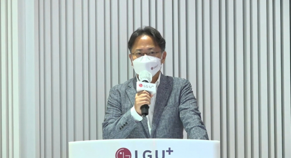 최창국 LG유플러스 홈·미디어사업그룹장(상무)이 12일 온라인 기자간담회에서 '사운드 바 블랙' 출시 배경을 설명하고 있다. / 사진 = 유튜브 캡처
