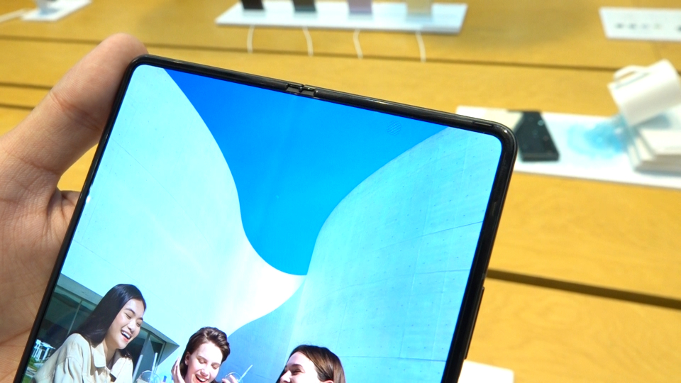 갤럭시Z폴드3 디스플레이에 적용된 UDC 기술. /사진=최기원 PD