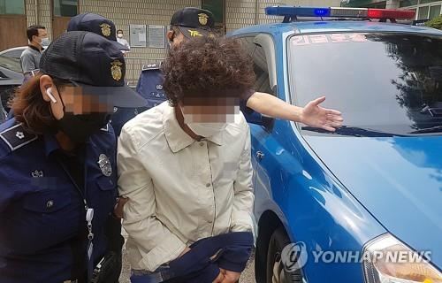 통장잔고증명서 위조 등의 혐의를 받는 윤석열 전 검찰총장의 장모 최아무개씨가 지난 12일 재판에 출석하고자 서울교정본부 소속 호송차에서 내려 의정부지법 법정으로 이동하고 있다. / 사진=연합뉴스