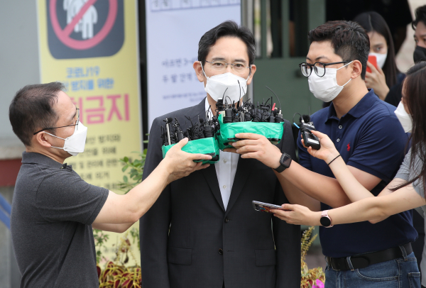 박근혜 정부의 '국정농단' 사건으로 실형을 확정받고 복역해온 이재용 삼성전자 부회장이 광복절을 앞두고 13일 오전 경기도 의왕시 서울구치소에서 가석방되어 나오고 있다. / 사진=연합뉴스