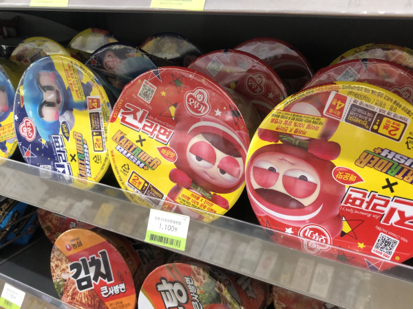 편의점 매대에 진열된 '진라면X카러플' 제품./ 사진=김지원 기자