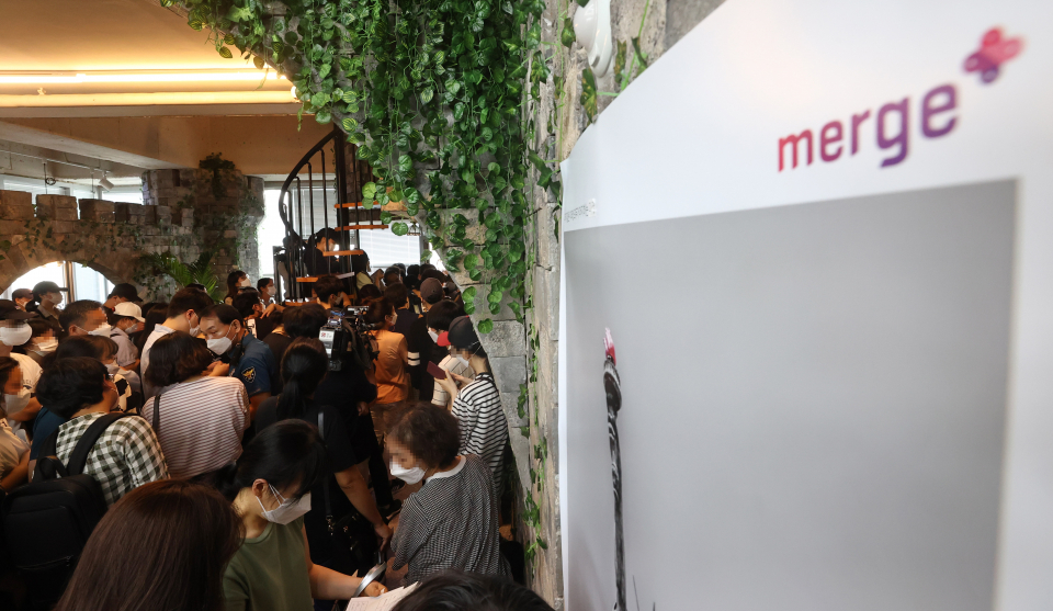 지난 13일 오후 서울 영등포구에 위치한 결제플랫폼 회사 '머지포인트' 본사에 환불을 요구하는 가입자들이 모여 있다./사진=연합뉴스