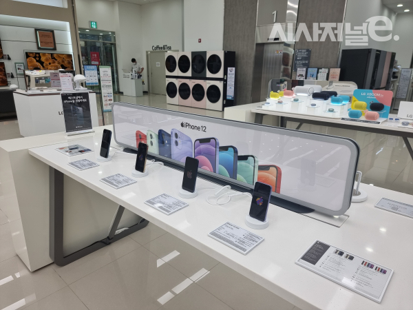 지난 16일 오후 방문한 LG베스트샵 목동점 매대에 진열된 아이폰12 시리즈 / 사진 = 김용수 기자