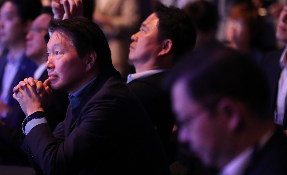 지난 2019년 5월 28일 오전 서울 광진구 그랜드 워커힐에서 열린 소셜밸류 커넥트 2019 행사에서 최태원SK 회장(왼쪽)과 최재원 수석부회장(오른쪽)이 참가자 발언을 경청하고 있다. / 사진=연합뉴스