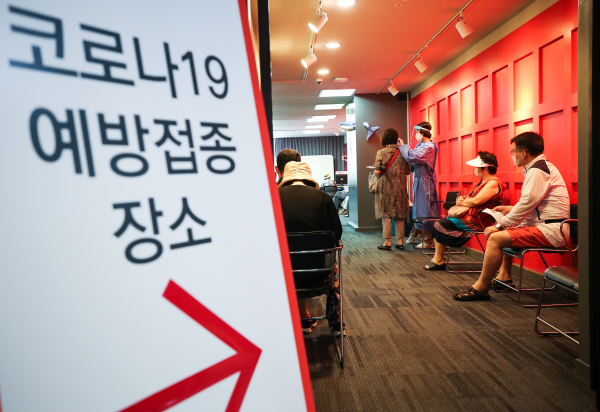 코로나19 예방백신 접종 모습. / 사진=연합뉴스