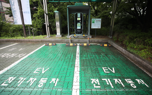 서울 종로구 서울역사박물관에 설치된 전기차 급속충전기. / 사진=연합뉴스