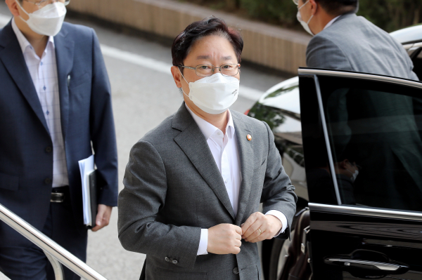 박범계 법무부 장관이 지난 12일 오전 과천 법무부 청사로 출근하고 있다. / 사진=연합뉴스