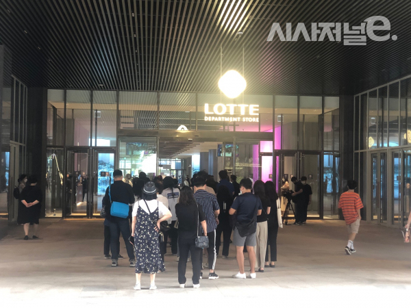 롯데백화점 동탄점이 20일 정식 오픈했다. 사진은 소비자들이 동탄점 오픈에 맞춰 대기하는 모습. / 사진=한다원 기자
