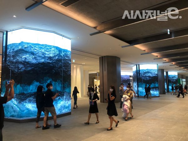 롯데백화점 동탄점 매장 내에 아트월이 설치돼 있다. / 사진=한다원 기자