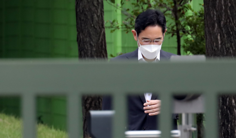 광복절을 앞두고 가석방된 이재용 삼성전자 부회장이 13일 오전 서울구치소에서 나오고 있다. / 사진=연합뉴스