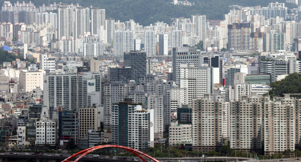 서울 여의도 63스퀘어에서 바라본 서울 시내 아파트 전경 / 사진=연합뉴스