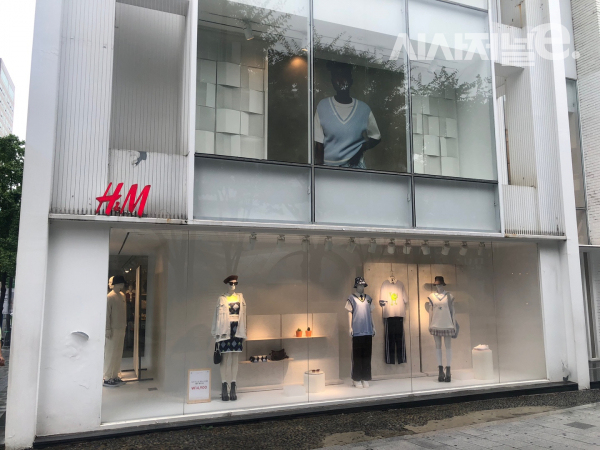 홍대역에 위치한 H&M. / 사진=한다원 기자