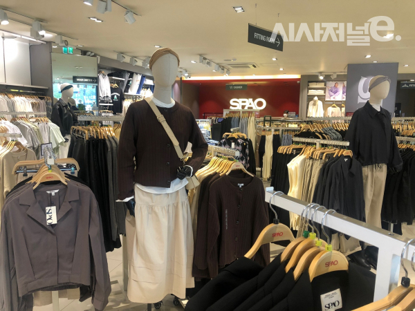 스파오 홍대역점 내부는 가을 맞이에 한창이다. / 사진=한다원 기자