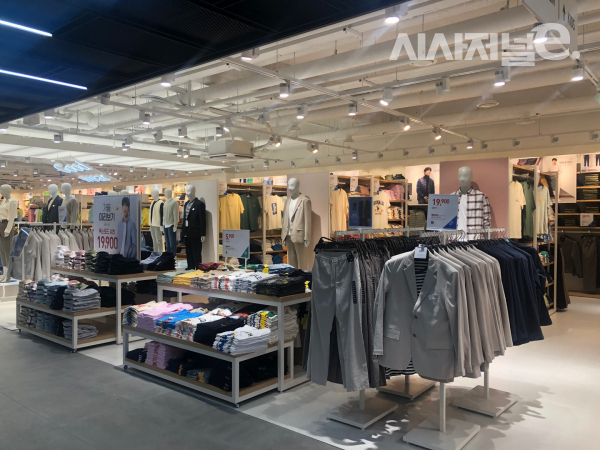 탑텐 홍대역점. / 사진=한다원 기자