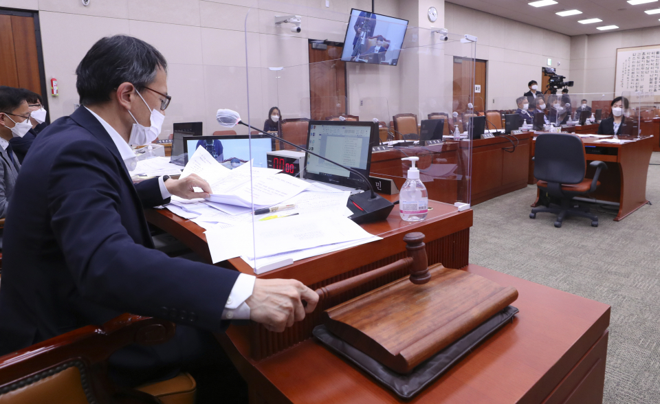 25일 서울 여의도 국회에서 열린 법제사법위원회 전체회의에서 국민의힘 의원들이 불참한 가운데 언론중재법 개정안 등이 가결되고 있다. / 사진=연합뉴스