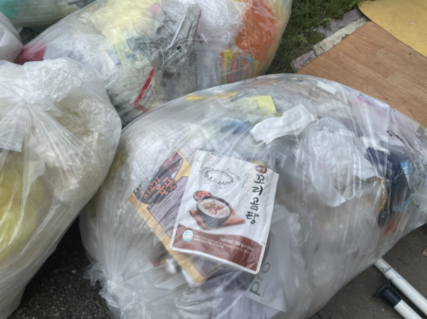 쓰레기 봉투 속 간편식 포장지./ 사진=김지원 기자