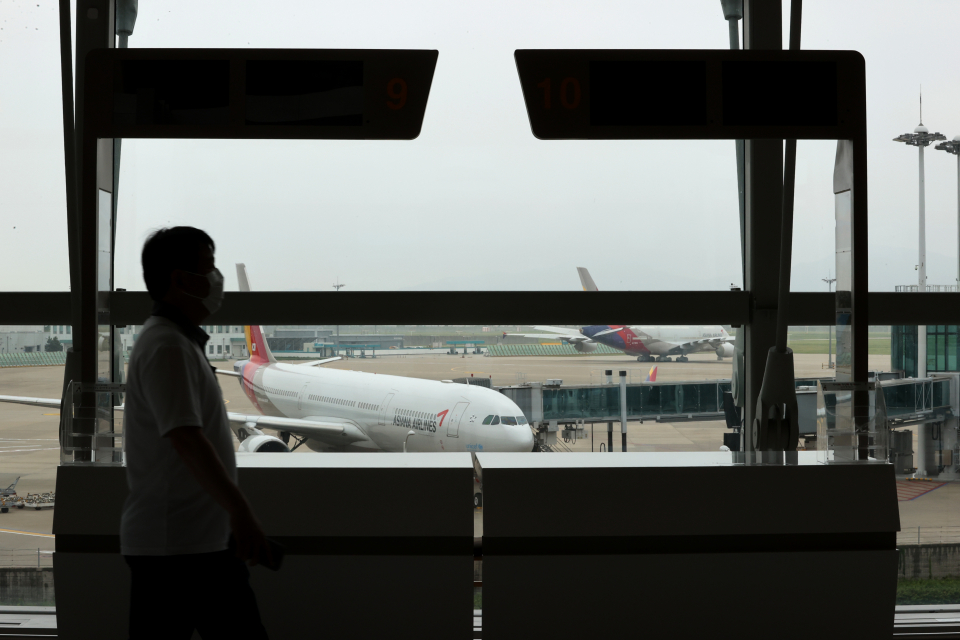 지난 26일 인천국제공항 국제선 여행사 창구가 텅 비어 있다. / 사진=연합뉴스
