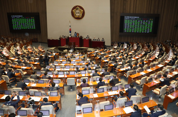 구글, 애플 등 앱마켓 사업자가 특정 결제수단을 강제하지 못하도록 하는 일명 '구글 갑질 방지법'이 지난달 31일 국회 본회의를 통과했다. / 사진 = 연합뉴스