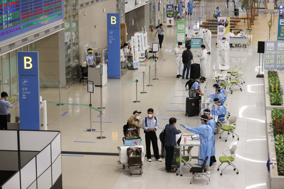 지난달 31일 오후 인천국제공항 입국장을 통해 시민 및 외국인이 입국하고 있다. / 사진=연합뉴스