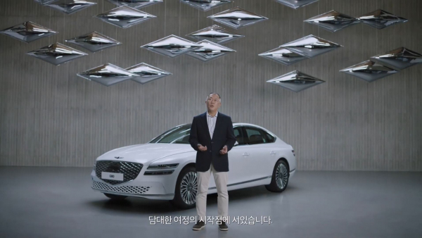 정의선 현대차그룹 회장이 2일 제네시스 전동화 비전 온라인 발표회에 직접 나섰다. / 사진=현대차그룹 유튜브 채널 갈무리