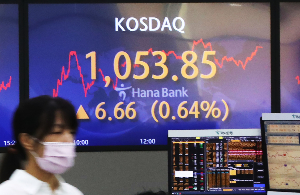 코스닥지수가 지난 3일 전장보다 6.66포인트(0.64%) 오른 1,053.85에 마감하며 10거래일째 상승했다. / 사진=연합뉴스