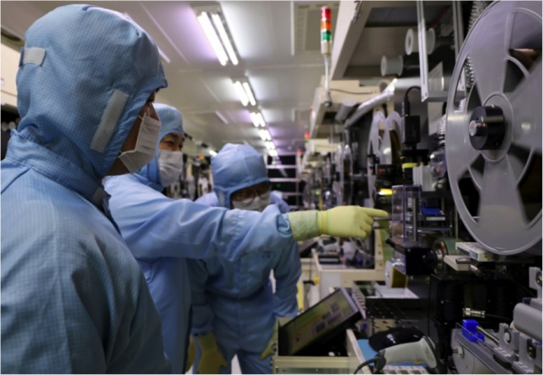 LG이노텍 노조원과 협력사 직원들이 LG이노텍 구미사업장에서 테이프 서브스트레이트 검사 장비를 함께 살펴보고 있다. /사진=LG이노텍