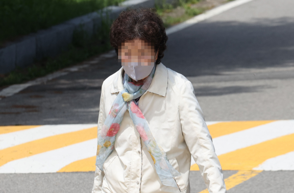 요양병원 불법 개설과 요양급여 부정 수급 혐의로 1심에서 실형을 선고받고 구속됐던 윤석열 전 검찰총장의 장모 최모 씨가 9일 오후 보석으로 석방돼 서울구치소를 나서고 있다. / 사진=연합뉴스