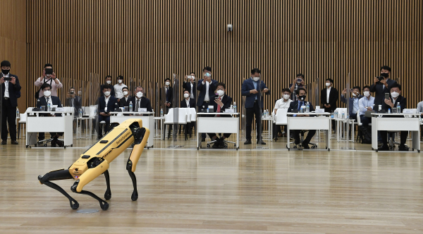 현대자동차그룹이 13일 현대모터스튜디오 고양에서 열린 국회 모빌리티 포럼 3차 세미나에서 참석자들에게 보스턴 다이내믹스의 4족 보행 로봇 '스팟'을 시연하고 있다. (왼쪽부터) 현대자동차그룹 공영운 사장, 현대자동차그룹 정의선 회장, 국민의힘 권성동, 더불어민주당 이원욱, 한국자동차산업협회 정만기 회장. / 사진=현대차그룹