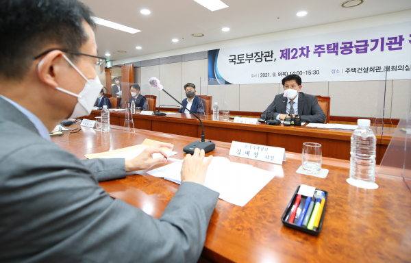 노형욱 국토교통부 장관이 9일 오후 서울 여의도 대한주택건설협회에서 열린 제2차 주택공급기관 간담회에서 발언하고 있다. / 사진=연합뉴스