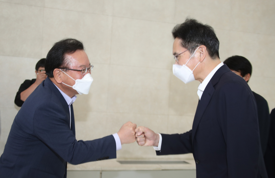 김부겸 국무총리가 14일 서울 서초구 '삼성 청년 소프트웨어 아카데미(SSAFY)' 교육 현장을 방문, 이재용 삼성전자 부회장을 만나 인사하고 있다. / 사진=연합뉴스