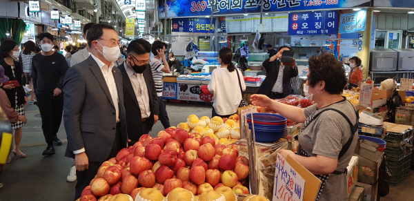 15일 서울 망원시장을 방문한 문승욱 산업통상자원부 장관이 시장 내 한 과일가게 상인과 대화하고 있다. / 사진=최성근 기자