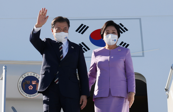 제76차 유엔총회 고위급 회의 참석차 미국을 방문한 문재인 대통령이 19일 오후(현지시간) 부인 김정숙 여사와 뉴욕 JFK공항에 도착해 공군1호기에서 손을 흔들어 인사하고 있다. / 사진 = 연합뉴스