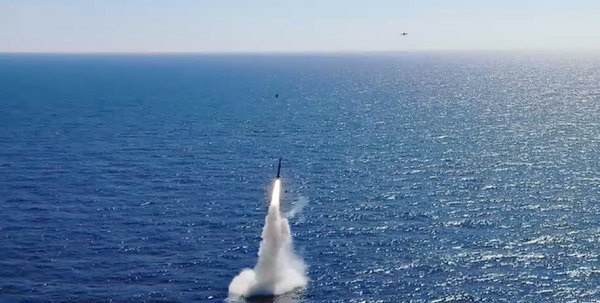 국방부가 한국이 독자 개발한 잠수함발사탄도미사일(SLBM)의 발사 장면을 17일 추가 공개했다. / 사진 = 연합뉴스