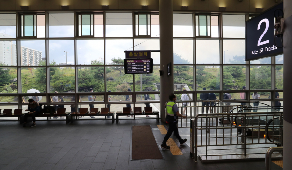 22일 서울 강남구 수서역 3번 출구 광장에 설치된 찾아가는 선별검사소에서 귀경객들이 코로나19 검사를 받기 위해 대기하고 있다. / 사진=연합뉴스