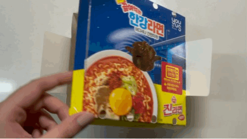 라면 뚜껑을 열었다./ 사진=김지원 기자