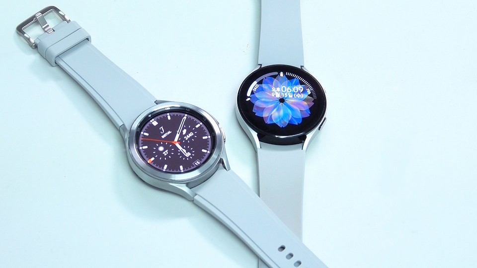 갤럭시워치4 클래식과 갤럭시워치4. /사진=최기원 PD