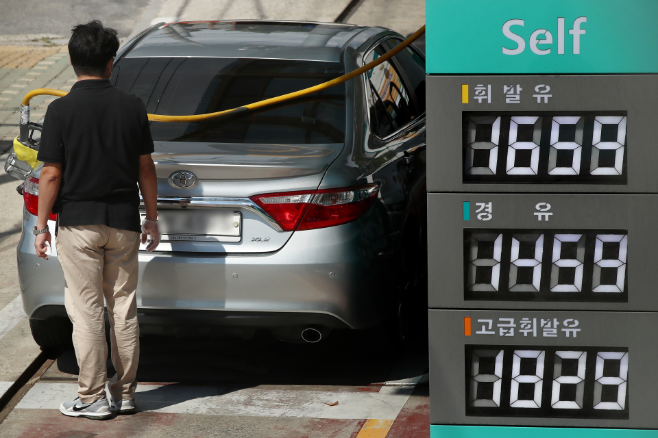 지난 22일 서울 시내 한 주유소에 표시된 유가정보./사진=연합뉴스