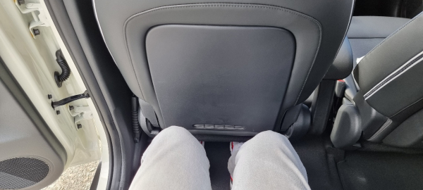 2열에 앉았을 때 레그룸. / 사진=박성수 기자
