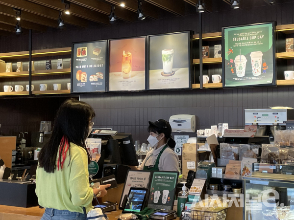 28일 '리유저블 컵 데이'에 스타벅스 화곡DT점을 찾은 고객이 주문하고 있다./ 사진=김지원 기자
