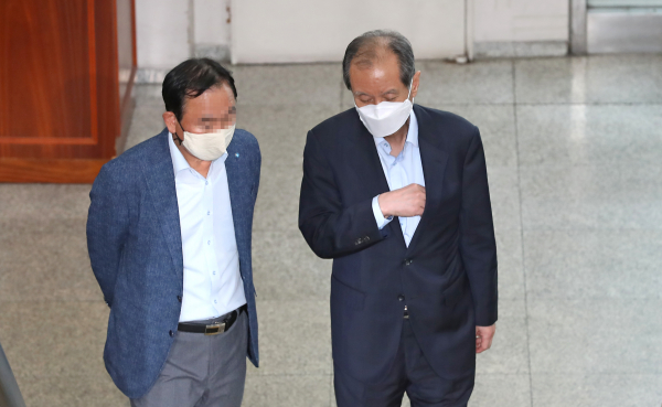 홍지호 전 SK케미칼 대표이사가 지난해 5월26일 오전 서울 서초구 서울중앙지법에서 열린 1심 속행 공판에 출석하고 있다. / 사진=연합뉴스