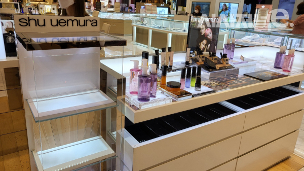 롯데백화점 노원점 슈에무라 매장 매대가 텅 비어있다. / 사진=한다원 기자