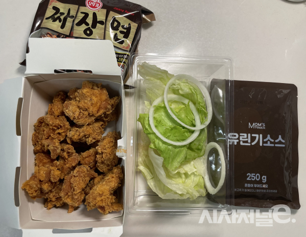 맘스터치 유린기 순살치킨 구성./ 사진=김지원 기자