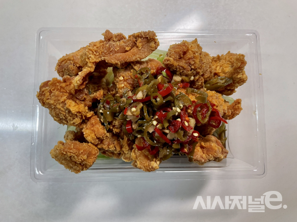 고추 슬라이스가 올라간 유린기 치킨./ 사진=김지원 기자
