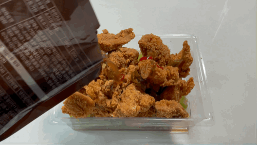 치킨에 유린기 소스를 붓고 있다./ 사진=김지원 기자