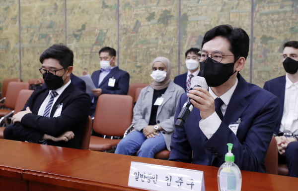 김준구 네이버웹툰 대표(오른쪽부터), 이진수 카카오엔터테인먼트 대표/사진=연합뉴스